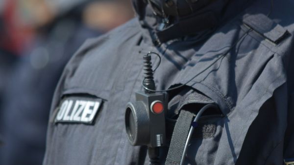 Rüsselsheim: 43-Jährige beißt Polizistin