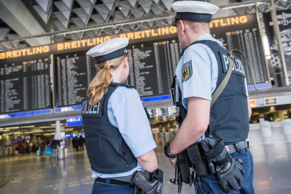 Gesuchter Straftäter schlägt um sich und bespuckt Bundespolizisten am Flughafen