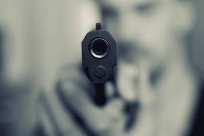 Großeinsatz in Karben: Ein Mann hantiert mit einer Waffe herum