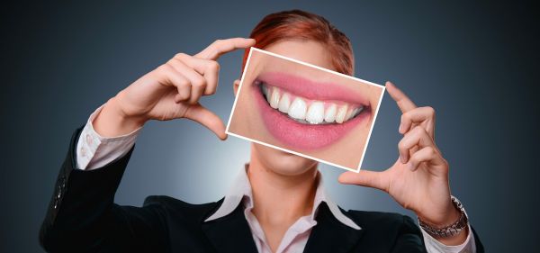 Parodontitis kann schwerwiegende Folgen haben, hier gibt es Infos direkt von der Zahnärztin