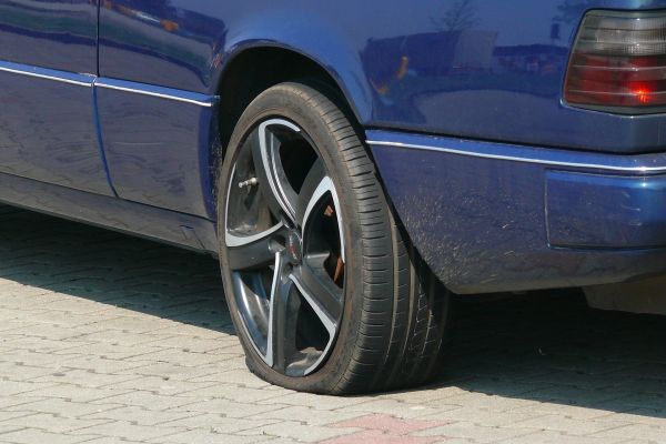 Saarlouis: Reifen an mehreren Fahrzeugen in Roden und Fraulautern zerstochen