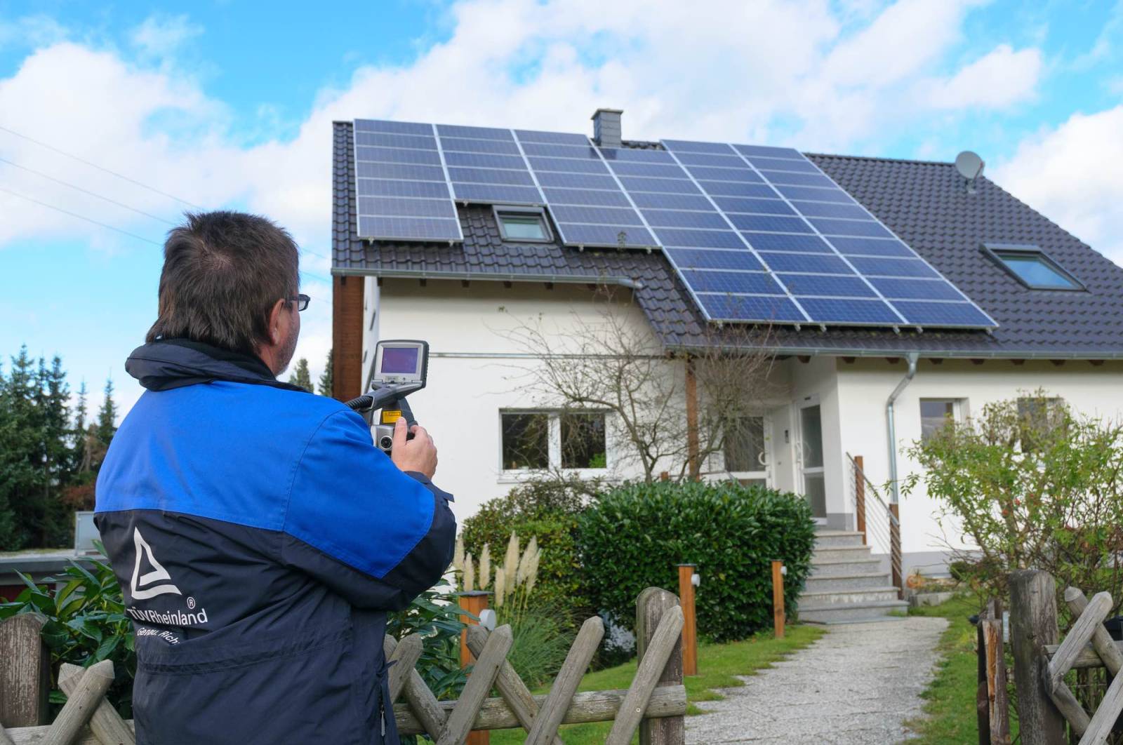 Sichere Solaranlage: Zertifikate für Komponenten und Installateure geben Orientierung