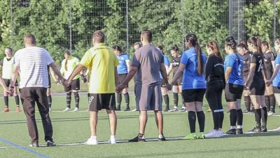 Frauen der Spvgg 03 Fechenheim und Alemannia Nied setzen im Testspiel Zeichen gegen Gewalt und Hass im Fussball