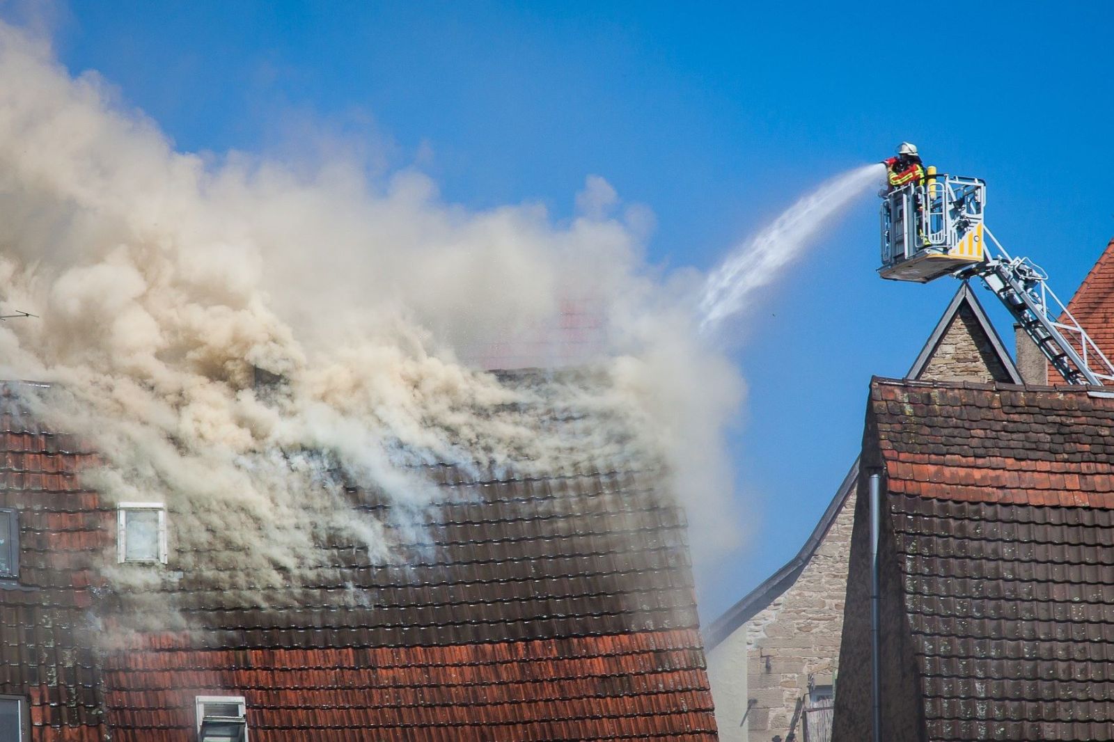 Hanau: Brand in Einfamilienhaus ca. 150.000 Euro Schaden! Verletzte nach Frontalzusammenstoß!