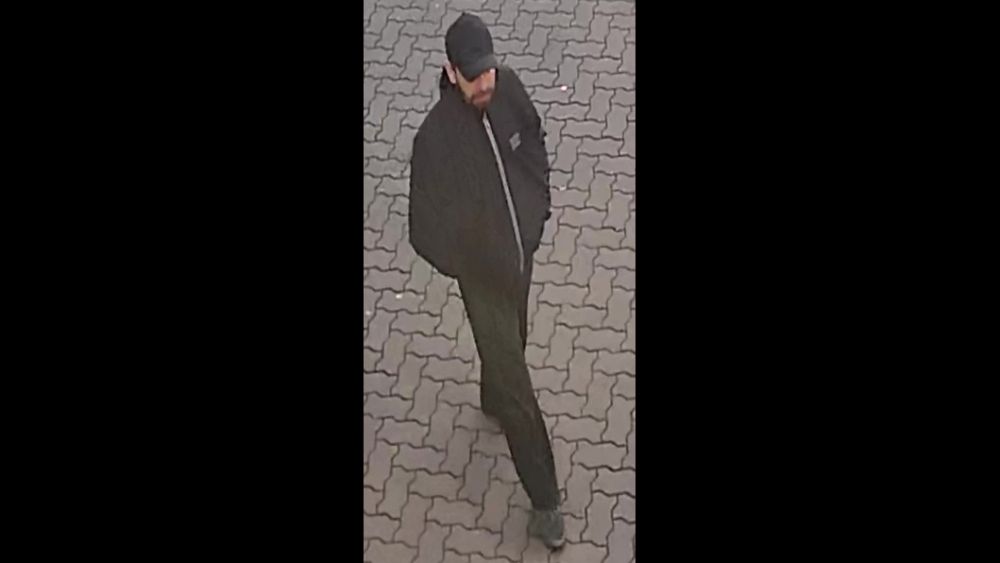 Nach Überfall auf Bekleidungsgeschäft in Hanau such die Polizei mit Foto nach dem Täter