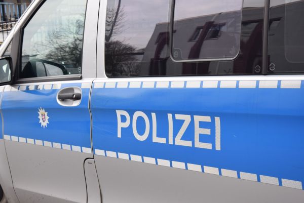 Mainz - Neustadt: Mann verursacht Loch in Wohnungstür
