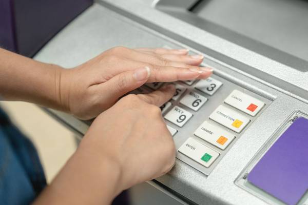Wetterau: Gauner lenken Opfer am Geldautomat in Friedberg ab / Tipps zum Schutz vor Trickdieben