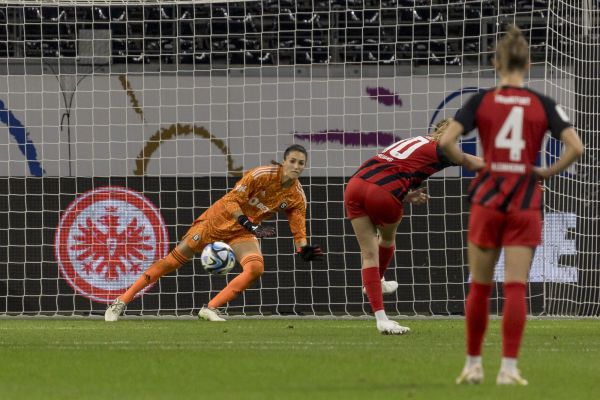 Eintracht Frankfurt Frauen gewinnen im Champions-League-Playoffs gegen AC Sparta Prag mit 5:0