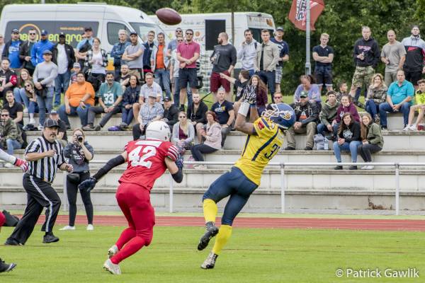 Hanau Hornets stibitzen den SANA-Bowl aus Offenbach