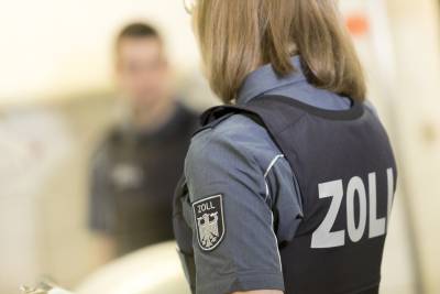 ZOLL stoppt illegales Hairstyling 100 % Schwarzarbeit in Hanauer Friseursalon