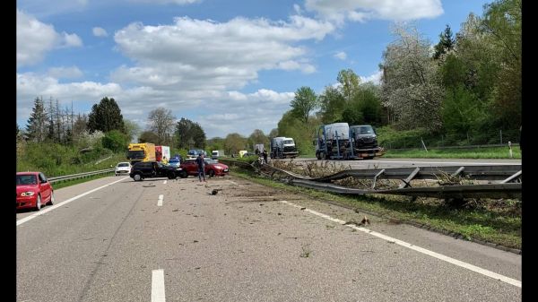 Saarbrücken: Schwerer Verkehrsunfall mit 5 beteiligten Fahrzeugen auf der A6 nach Grenzübergang Goldene Bremm