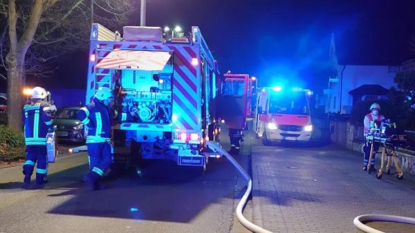 Biebesheim: Wohnungsbrand in Mehrfamilienhaus mit 14 Verletzten