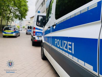 Massenschlägerei auf offener Straße in Rüsselsheim, Polizei stellt Messer, Beil und Cricketschläger sicher