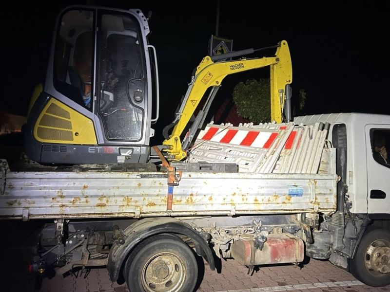 Der angehaltene LKW mit aufgeladenem Bagger.