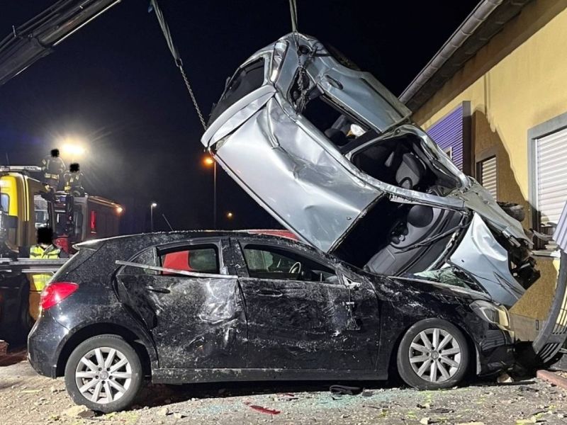 Bergungsarbeiten des Unfallfahrzeugs