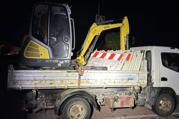 Der angehaltene LKW mit aufgeladenem Bagger.