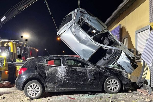 Bergungsarbeiten des Unfallfahrzeugs