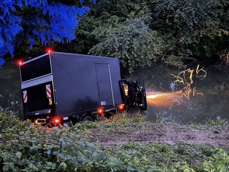 LKW im Altrhein