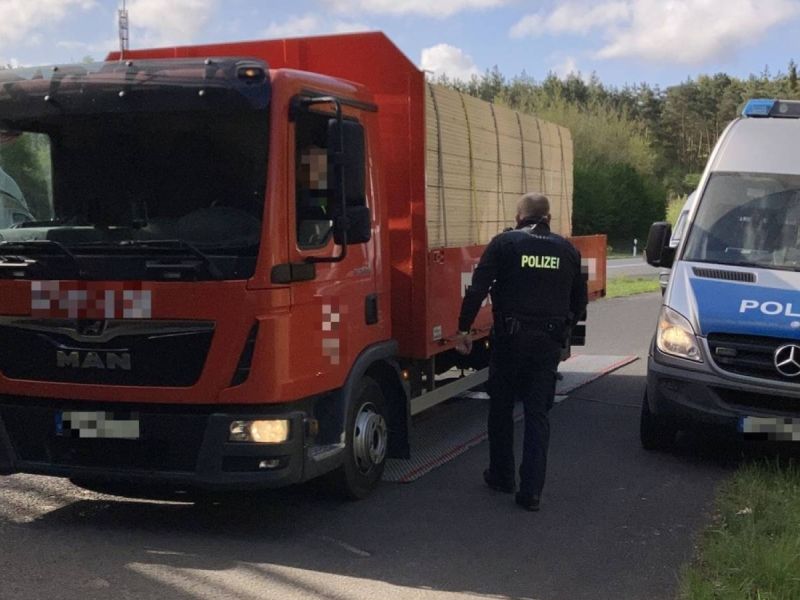 Der angehaltene Baustoff-LKW während der Kontrolle.
