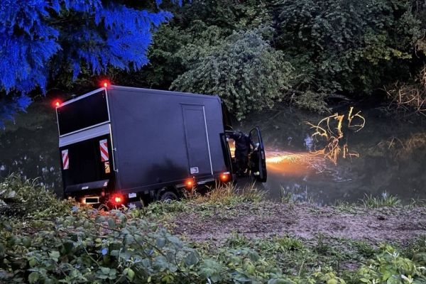 LKW im Altrhein